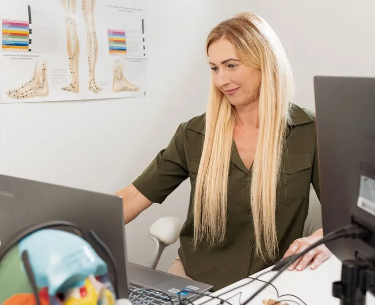 Michaela Schön bei der computergestützten Gesundheitsanalyse am Bildschirm