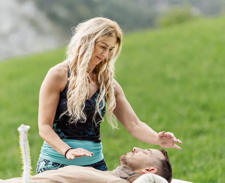 Ruhiges Meditationsporträt am See als Sinnbild für spirituelle Begleitung